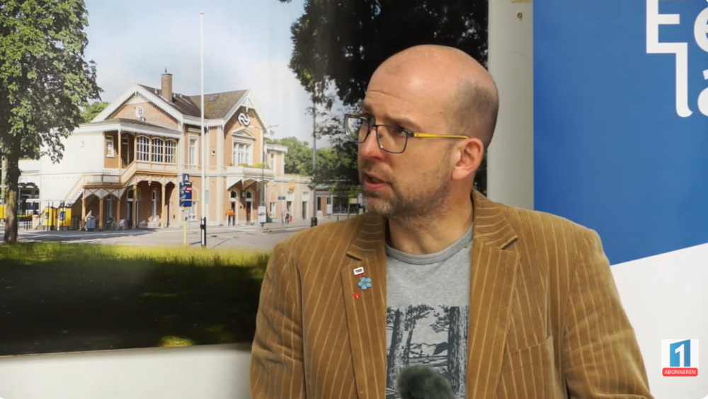 Alex aan het woord tegen de achtergrond van de studio van Eemland1.