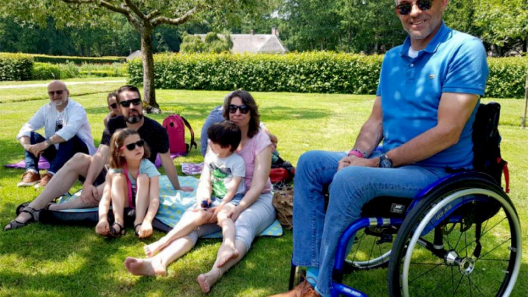 Foto van een aantal leden aan het picknicken in het gras.