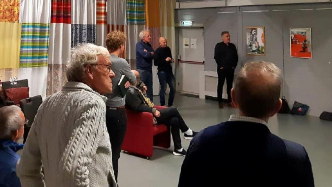 Drie van de aanwezigen staan aan de ene kant van de zaal met als standpunt: een cultuurhuis op de Brink is geen noodzaak.