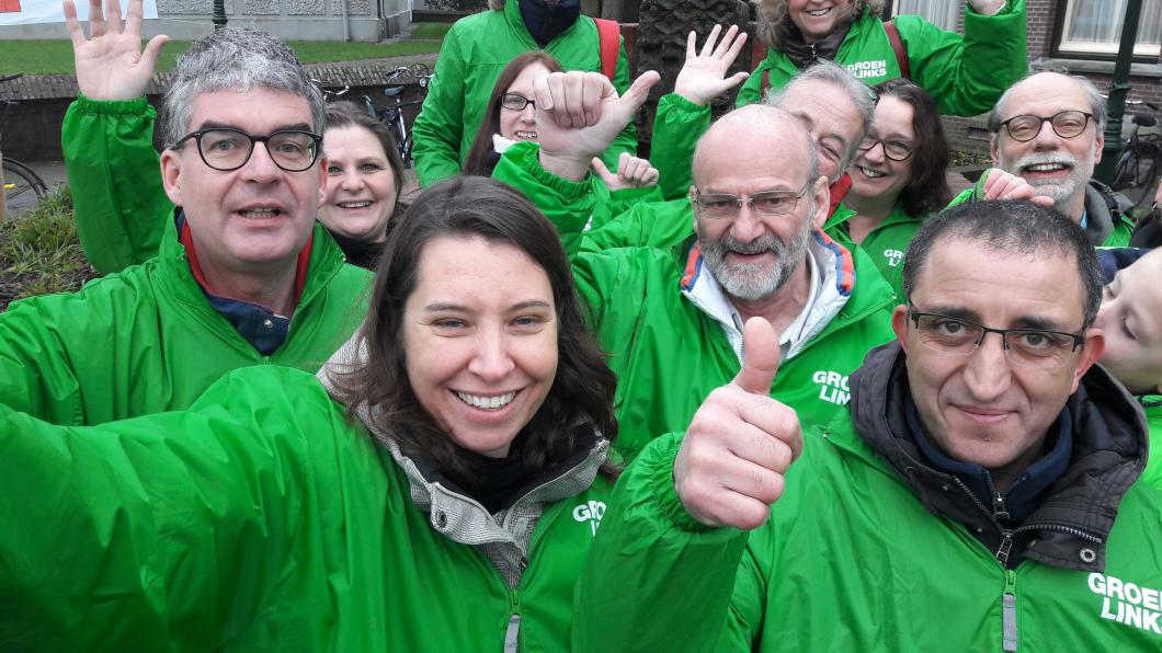 Groep GroenLins-leden zwaait en steekt duimen op tijdens de campagne, met vooraan Jeroen, Heidi en Allal.