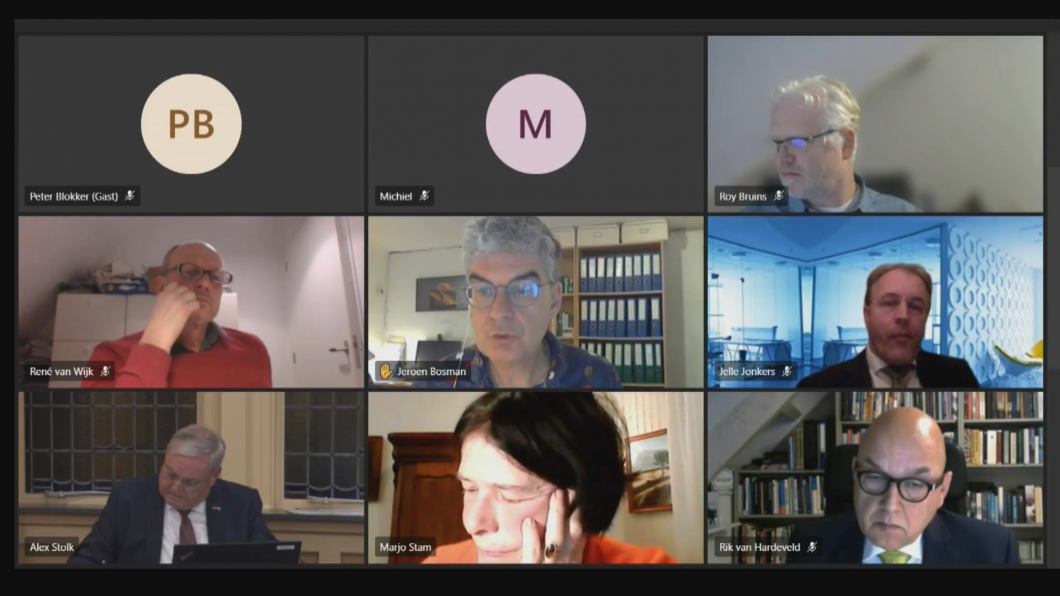 Screenshot van de online vergadering in Teams, met in het midden Jeroen aan het woord.