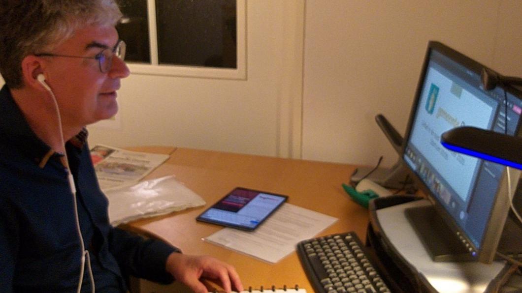 Jeroen achter de computer voor de digitale raadsvergadering.