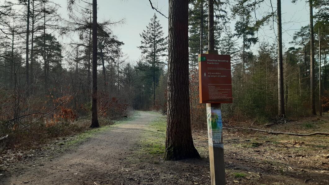 Foto in Lage Vuursche van een bord waarop staat dat fietsen niet toegestaan is.