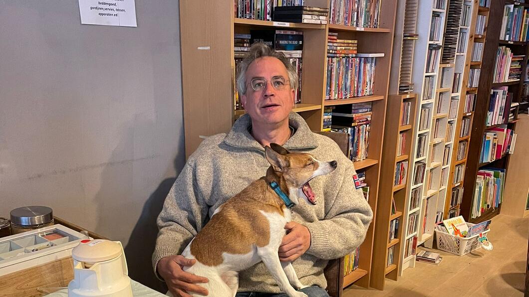 Herman met hond aan de koffietafel. 