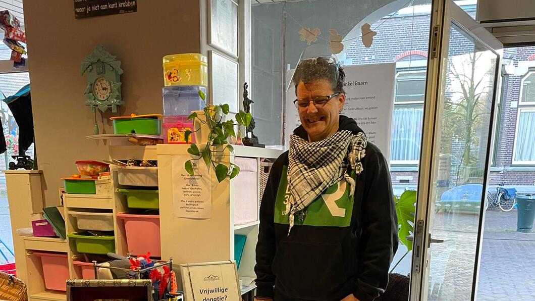Fijkje bij de ingang van de winkel. 