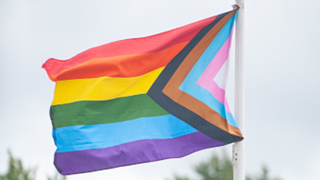 Foto van de progressieve regenboogvlag, een symbool voor acceptatie van alle identiteiten.