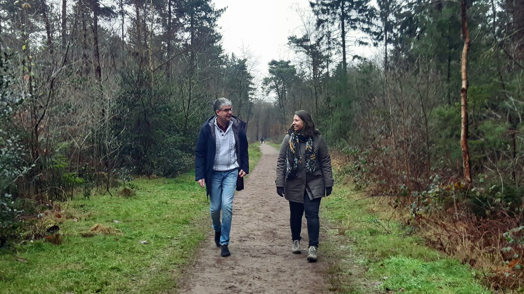 Foto van Jeroen en Heidi die wandelen in het Baarnse Bos.