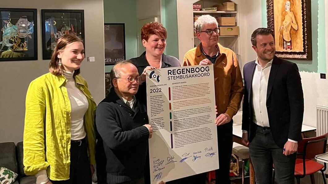 Groepsfoto van GroenLinks-kandidaten met het Regenboogstembusakkoord.