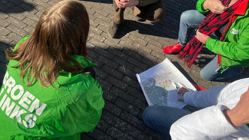 Een groepje tekent op een kaart van Baarn waar we willen wonen, werken of recreëren.