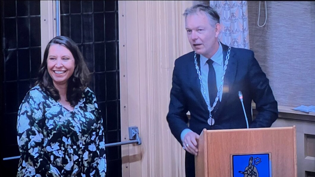 Heidi wordt toegesproken door de burgemeester tijdens de afscheidsraad.