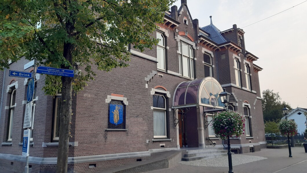 Foto van het Baarnse gemeentehuis.