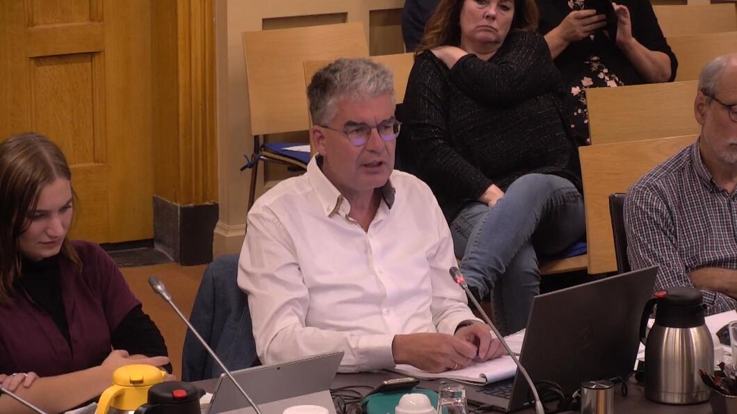 Jeroen aan het woord tijdens de raadsvergadering.