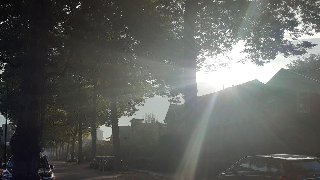 zon schijnt op het dak van een huis