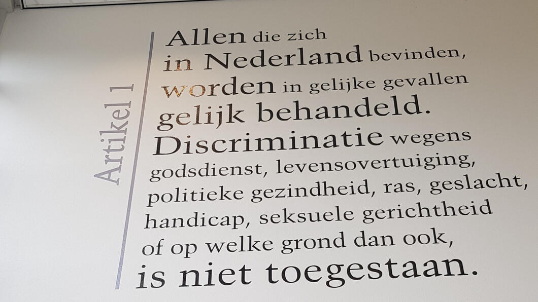 Bord met tekst Artikel 1: gelijke behandeling en discriminatieverbod 