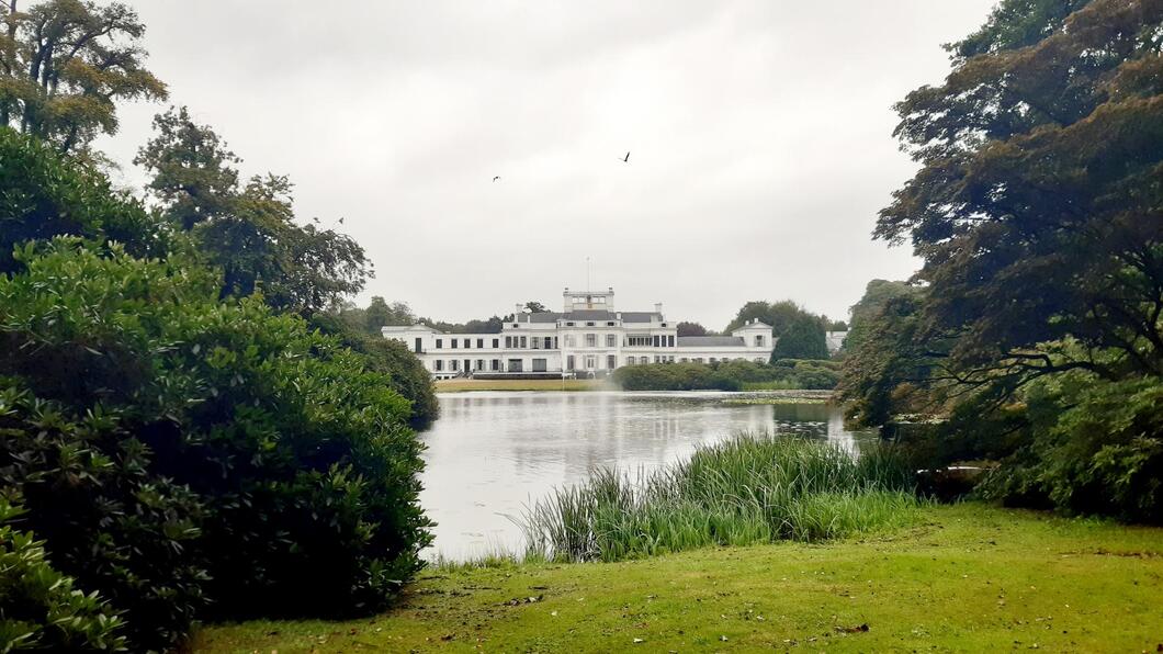 Foto Paleis Soestdijk vanuit de tuin gezien.