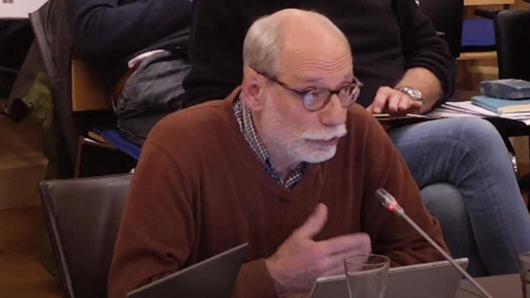 Wim Genuit tijdens raadsvergadering november 2023