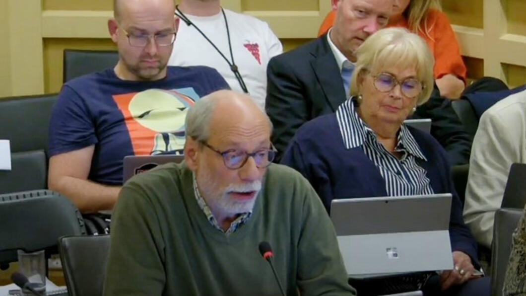Wik Genuit tijdens raadsvergadering oktober 2024