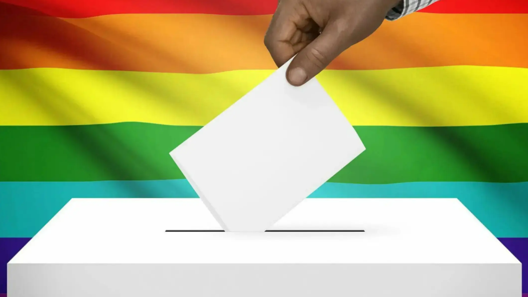 Afbeelding van een regenboogvlag met een stembus.