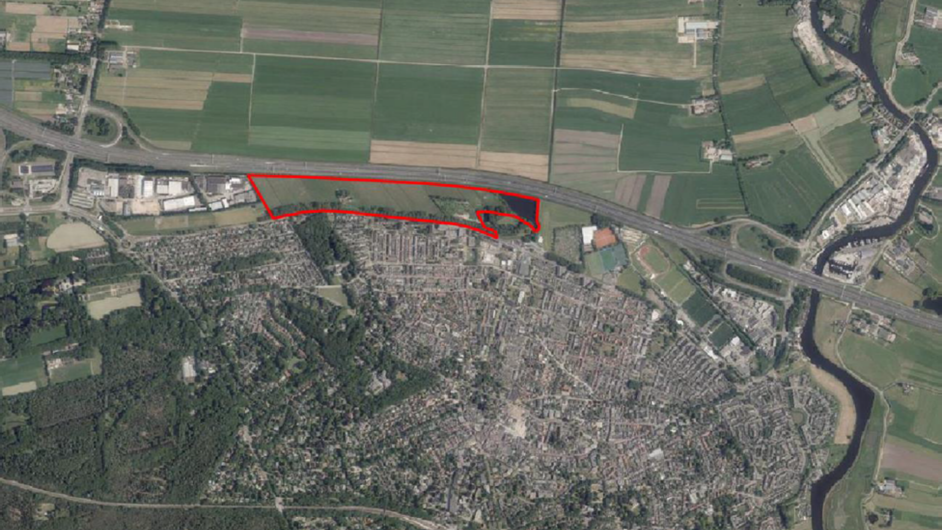 Plattegrond met daarop de plek met rood aangeduid waar de Baarnsche Zoom moet komen. 
