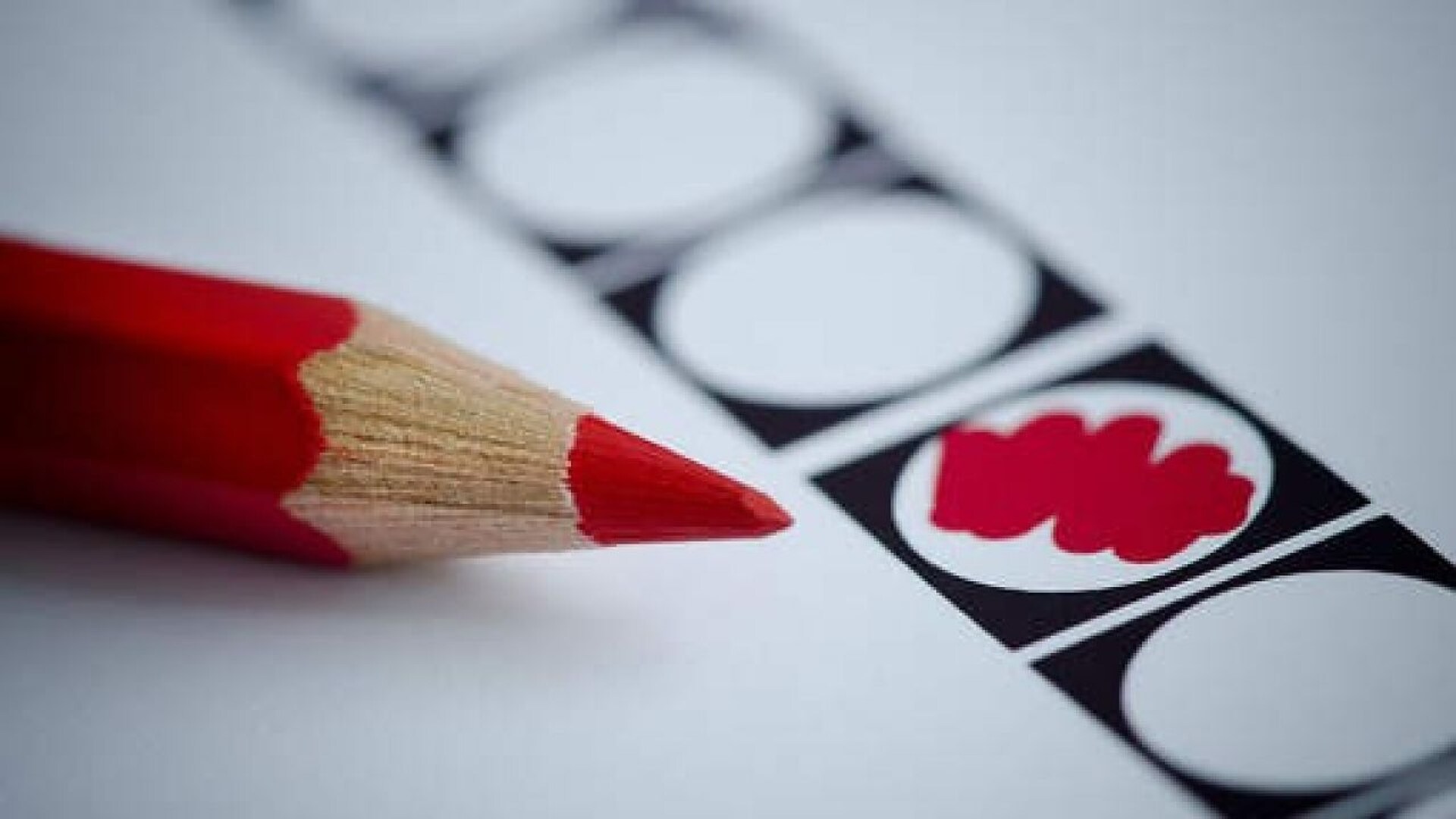 Foto van een rood stempotlood met een ingekleurd hokje.