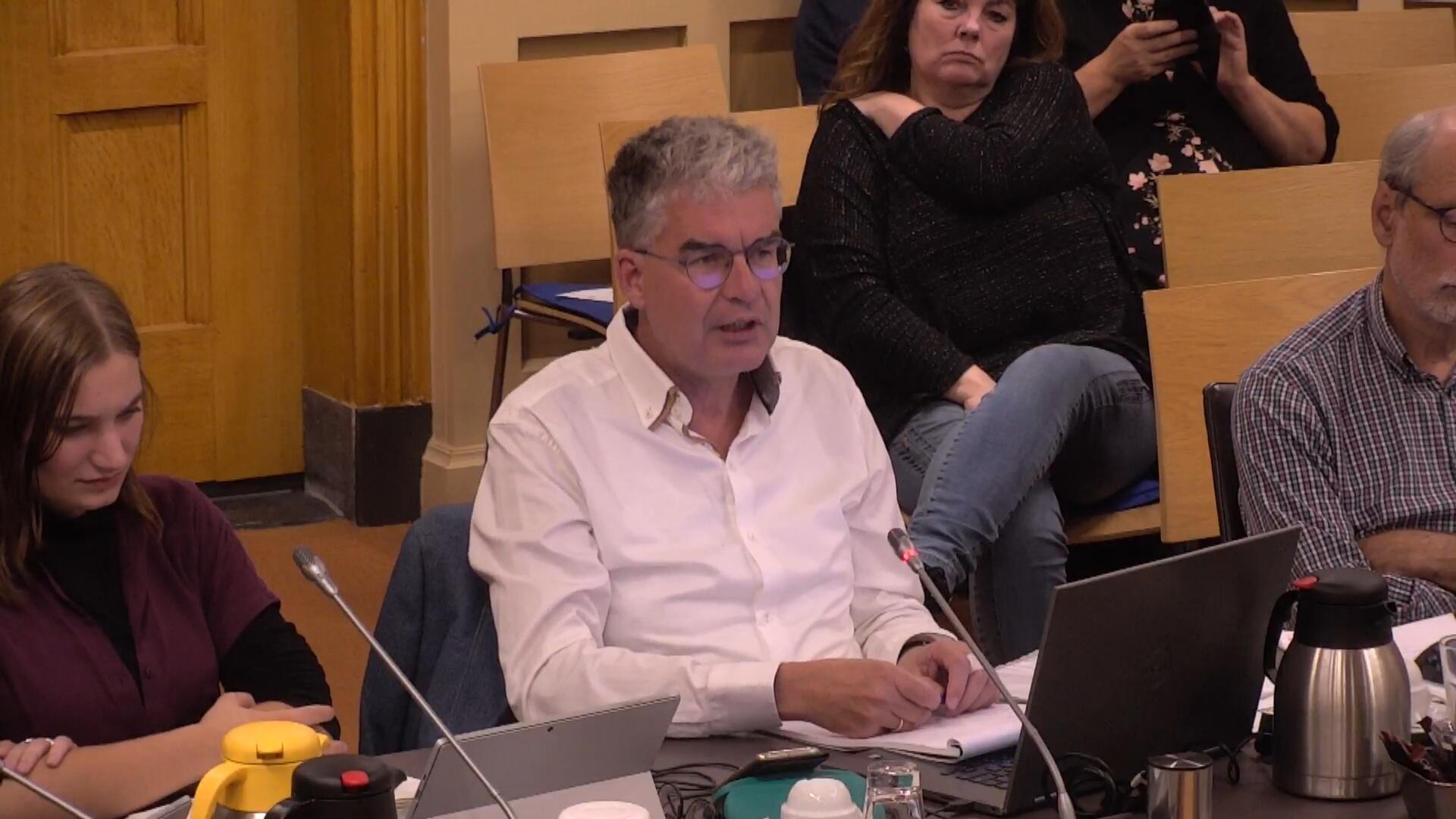 Jeroen aan het woord tijdens de raadsvergadering.