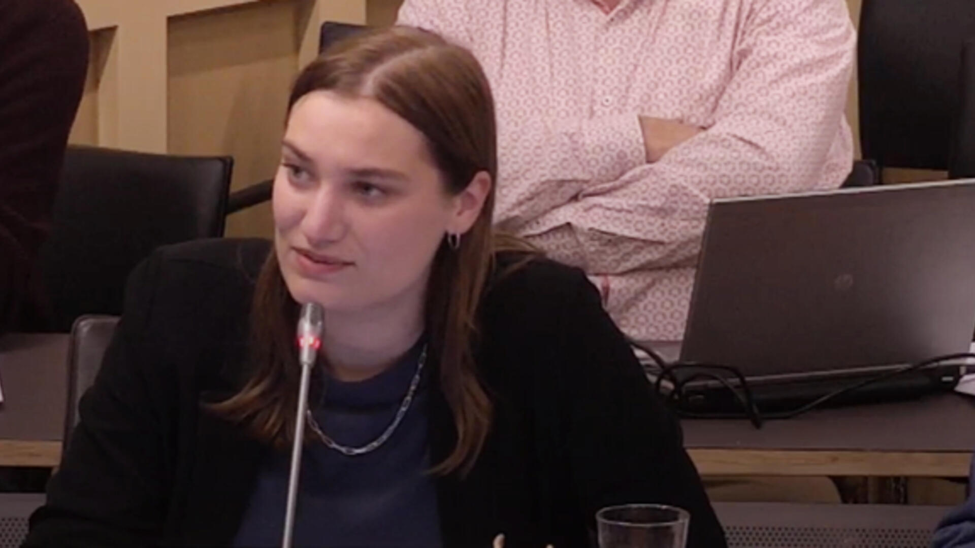 Anne Sluijs tijdens raadsvergadering oktober 2023