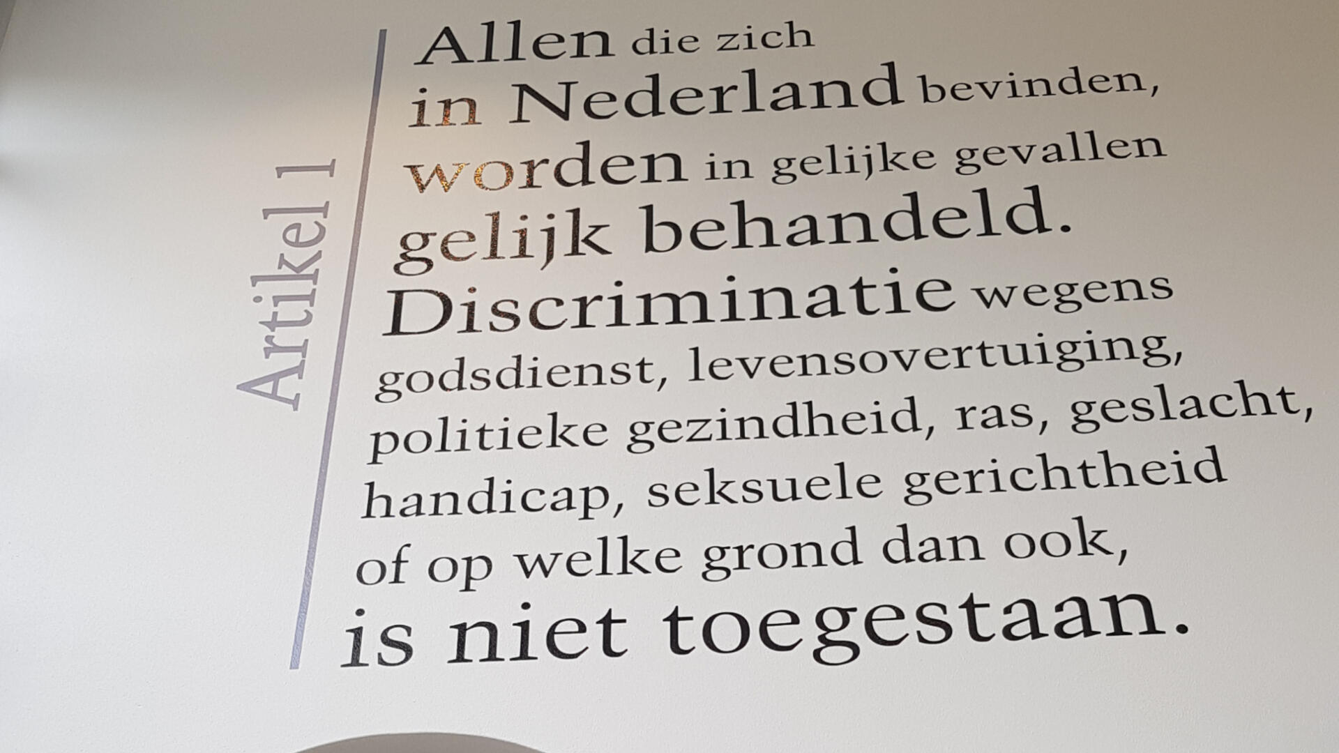 Bord met tekst Artikel 1: gelijke behandeling en discriminatieverbod 