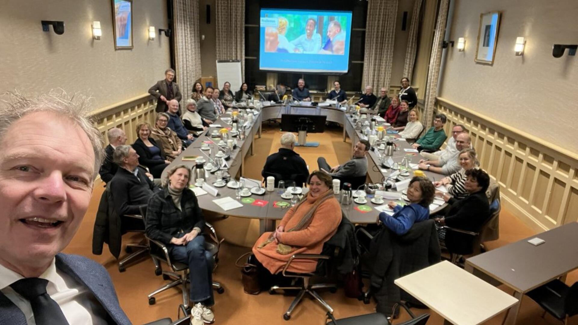 Groepsfoto van cursisten Politiek actief in de raadszaal.