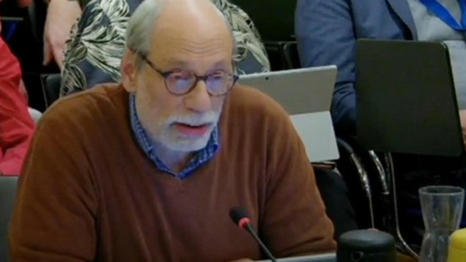 Wim Genuit tijdens raadsvergadering november 2024