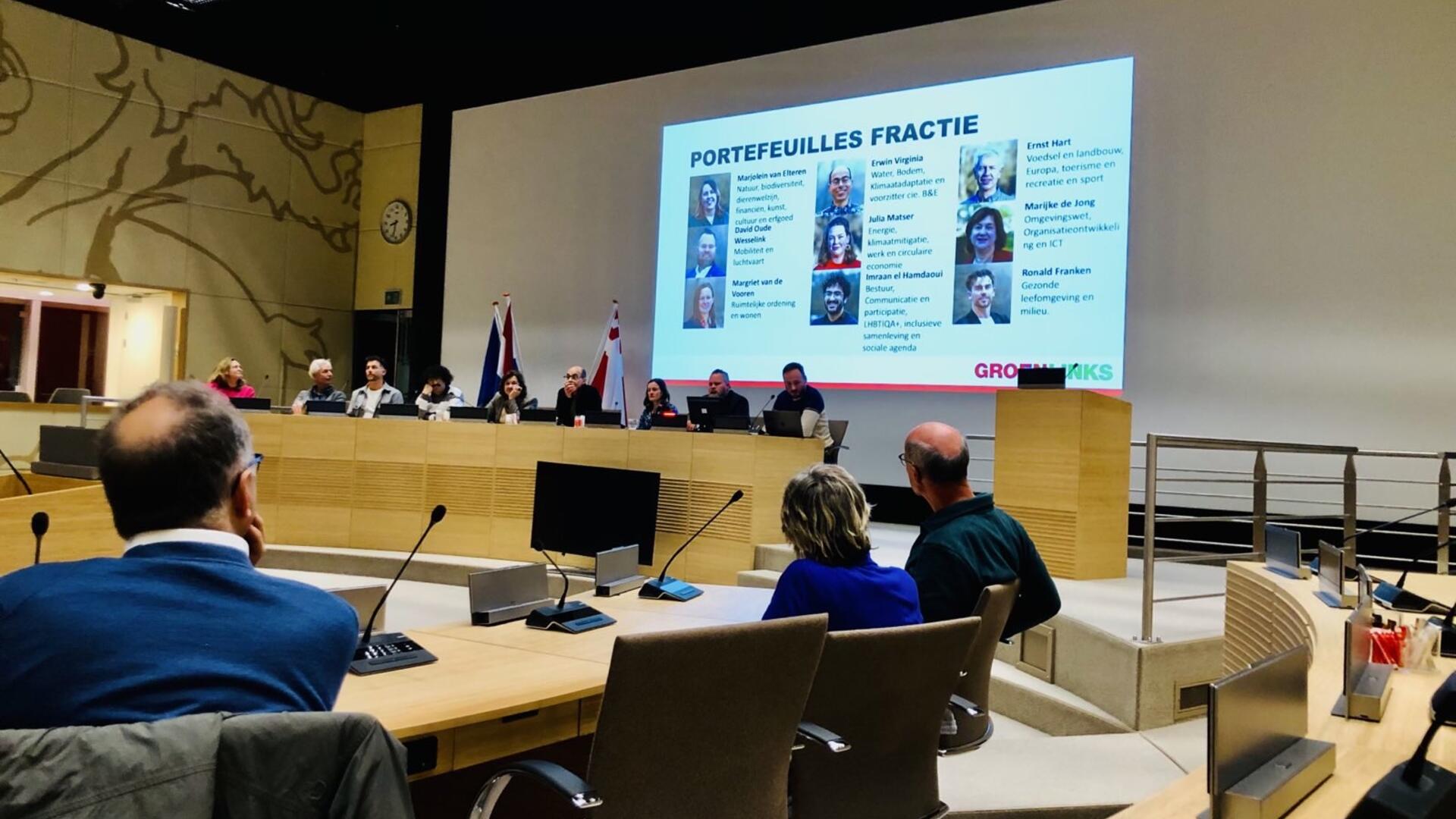 Foto in statenzaal provincie Utrecht met de GroenLinks-statenleden aan tafel.
