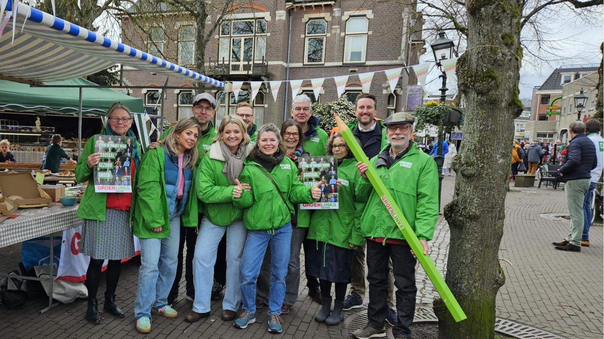 Groepsfoto van Groenlinksers op de verkiezingsmarkt.