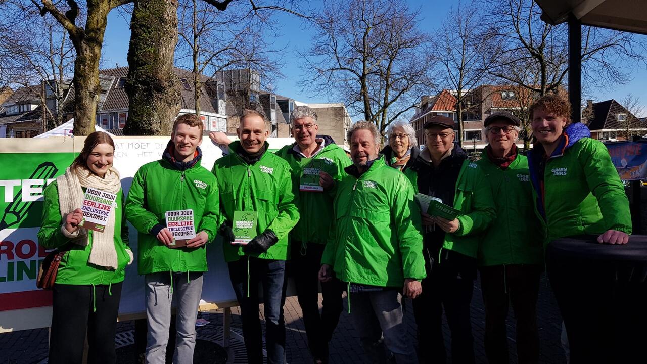 Groepsfoto van GroenLinks-leden tijdens een campagneactie.